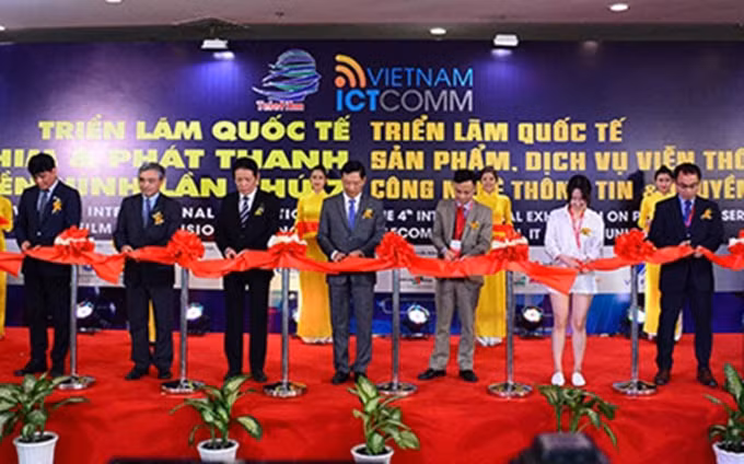 Los delegados cortan la cinta de inauguración de las exposiciones (Fotografía: qdnd.vn)