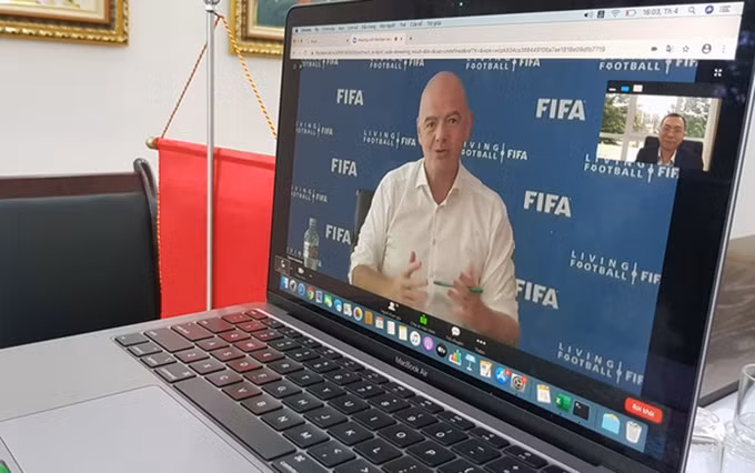 El vicepresidente de la VFF, Tran Quoc Tuan, participa en la reunión en línea con el presidente de la FIFA, Gianni Infantino.