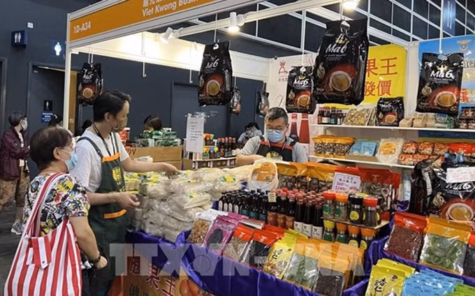 Visitantes compran productos en el stand de la empresa Viet Kwong. (Fotografía: VNA)