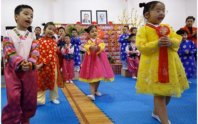 Los niños del jardín de infancia de amistad Vietnam-Corea del Norte en un espectáculo artístico. (Fotografía: Reuters)