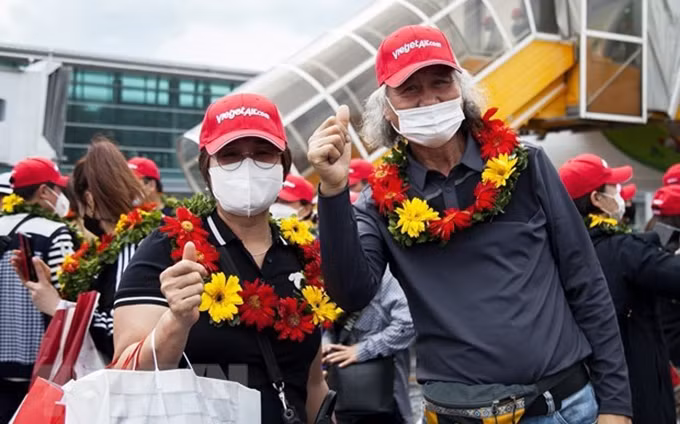 Una pareja de sudcoreanos se convierten en los dos primeros turistas extranjeros al llegar a Vietnam en la nueva normalidad. (Fotografía: VNA)