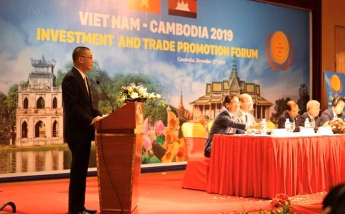 El embajador Vu Quang Minh interviene en el Foro. (Fotografía: Nhan Dan)