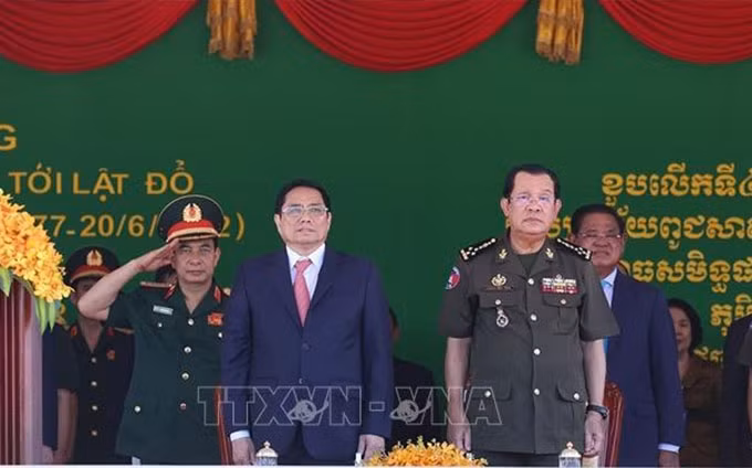 El primer ministro de Camboya, Hun Sen (D), y su homólogo vietnamita, Pham Minh Chinh, asisten al evento. (Fotografía: VNA)