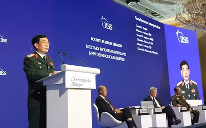 El ministro de Defensa, general Phan Van Giang, interviene en el XIX Diálogo de Shangri- La. (Fotografía: VNA)