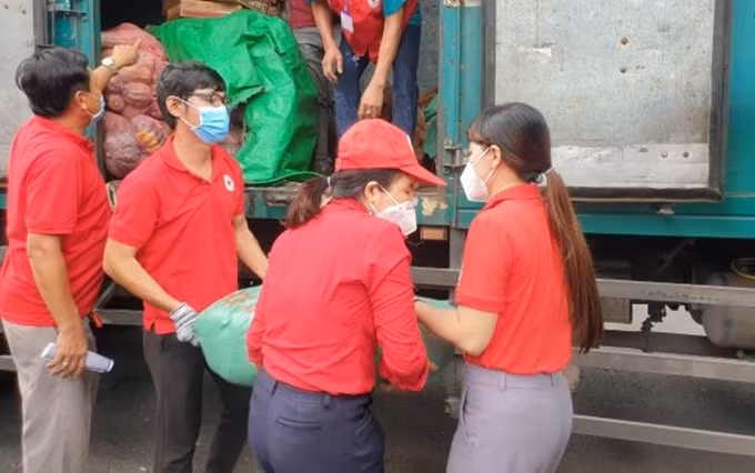 La Cruz Roja de Vietnam lanza campaña para apoyar a las personas afectadas por la pandemia de Covid-19. (Fotografía: dangcongsan.vn)