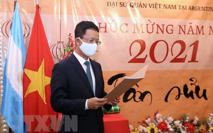 El embajador de Vietnam en Argentina, Duong Quoc Thanh, habla en la ceremonia. (Fotografía: VNA)