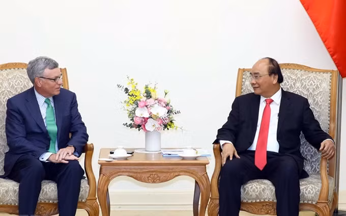El primer ministro de Vietnam, Nguyen Xuan Phuc (D), recibe al director ejecutivo general de VISA, Alfred Kelly. (Fotografía: VNA)