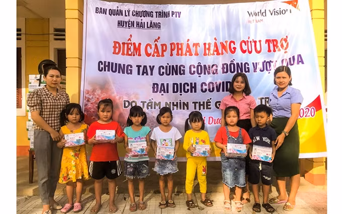 La entrega de regalos en Quang Tri.