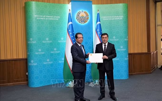 El embajador de Vietnam, Dang Minh Khoi (Izquierda), presenta cartas credenciales ante el ministro interino de Relaciones Exteriores de Uzbekistán, Vladimir I.Norov. (Fotografía: VNA) 