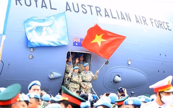 Un avión especial del Gobierno australiano transporta al primer equipo de ingenieros y al cuarto Hospital de campaña de nivel 2 de Vietnam a una misión. (Fotografía: VNA)