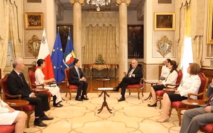 El presidente maltés, George Vella, recibe a Duong Hai Hung, embajador vietnamita en Italia, concurrente en Malta. (Fotografía: VNA)