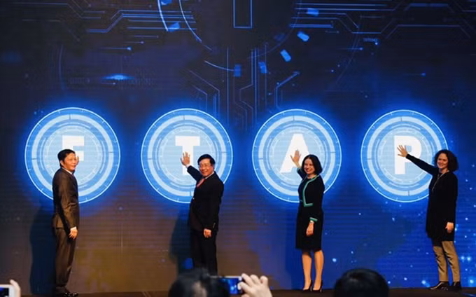 El viceprimer ministro Pham Binh Minh y los delegados realizan la ceremonia de presionar el botón para abrir el portal del Tratado de Libre Comercio de Vietnam (FTAP). (Fotografía: VNA) 