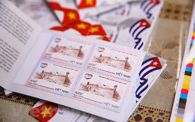 La colección conjunta de estampillas postales Vietnam-Cuba. (Fotografía: VNA)