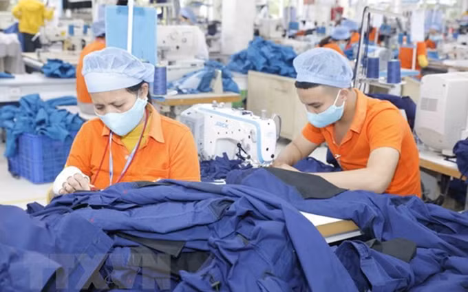 En una fábrica de confecciones en la provincia de Hung Yen (Fotografía: VNA)