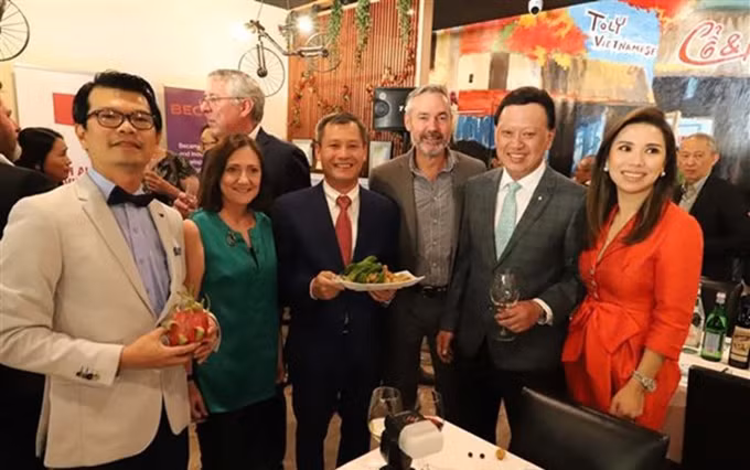 El Cónsul General de Vietnam en los estados de Nueva Gales del Sur, Australia del Sur y Queensland, Nguyen Dang Thang, y los representantes de la Oficina de Comercio del país indochino y el Consejo de negocio Australia del Sur - Vietnam en el evento. (Fotografía: VNA)