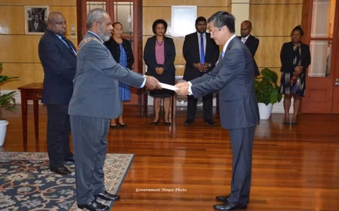  El embajador vietnamita en Indonesia, concurrente en Papúa Nueva Guinea, Pham Vinh Quang, presenta sus cartas credenciales al gobernador general del país oceánico, Bob Dadae. (Fotografía: VNA)