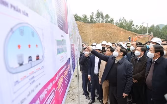  El primer ministro vietnamita, Pham Minh Chinh, inspecciona progreso de proyectos de la autopista Norte-Sur (Fuente: VNA)