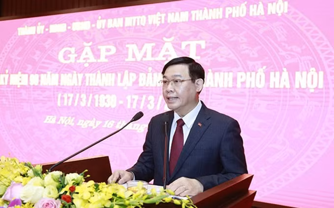 El secretario del Comité del Partido Comunista de Vietnam en Hanoi, Vuong Dinh Hue (Fotografía: VNA)
