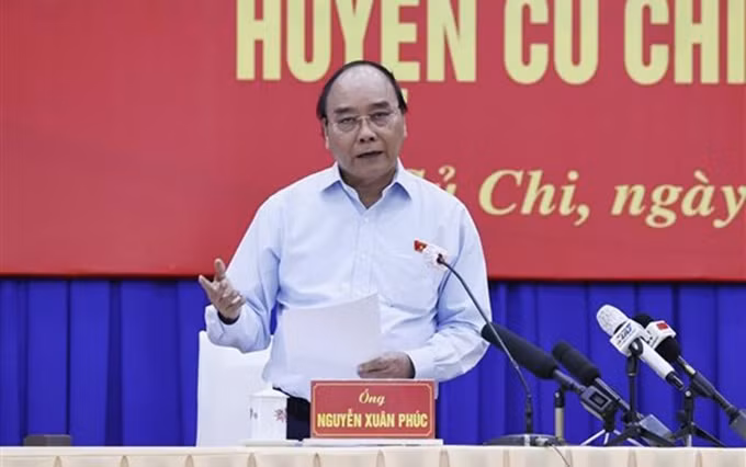 El presidente Nguyen Xuan Phuc habla en la reunión. (Fotografía: VNA)