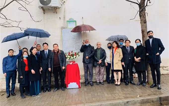 Representantes de la Embajada vietnamita en Argelia en el acto. (Fotografía: VNA)