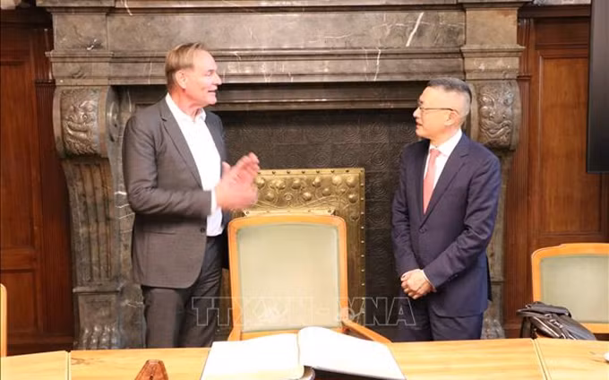 El embajador vietnamita en Alemania, Vu Quang Minh, se reunió con el alcalde de la ciudad alemana de Leipzig, Burkhard Jung. (Fotografía: VNA) 