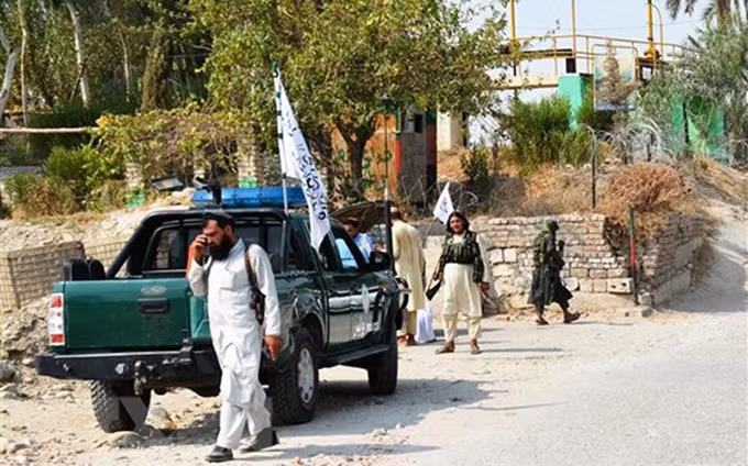 Miembros del Talibán inspeccionan la escena de una explosión de bomba en la ciudad de Yalalabad, provincia de Nangarhar, en el este de Afganistán. (Foto: VNA)
