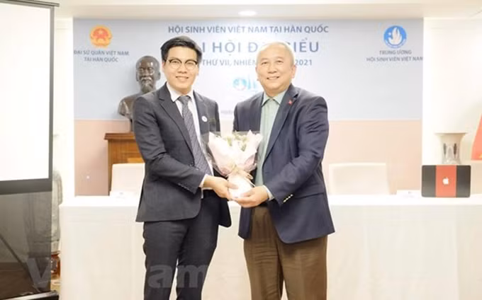 El Embajador de Vietnam en Corea de Sur, Nguyen Vu Tu y el nuevo presidente de la VSAK, Tran Thien Quang.