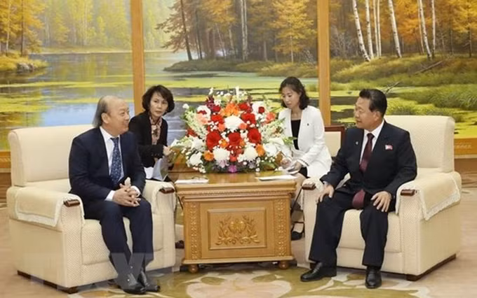 El subjefe de la Comisión de Comunicación y Educación del Comité Central del Partido Comunista de Vietnam, Vo Van Phuong, y Choe Ryong Hae, primer vicepresidente de la Comisión de Asuntos Estatales de Corea del Norte. (Fotografía: VNA)
