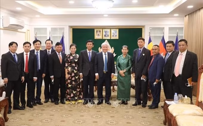 Representantes vietnamitas y camboyanos en un encuentro en Phnom Penh. (Fotografía: VNA) 