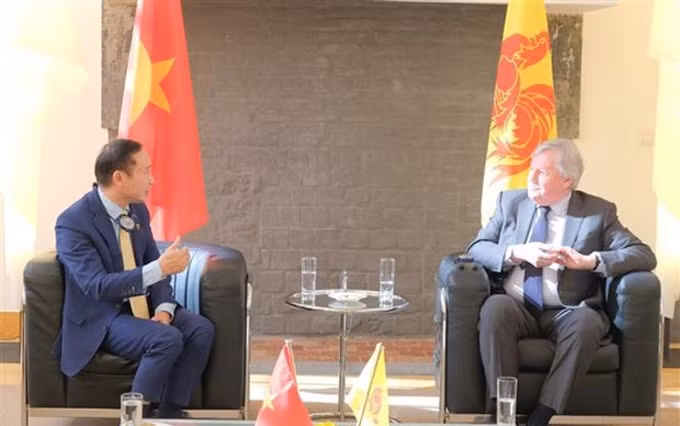 El embajador de Vietnam en Bélgica, Nguyen Van Thao (izquierda), y el presidente del Parlamento de la región Valona, Jean-Claude Marcourt. (Fotografía: VNA)