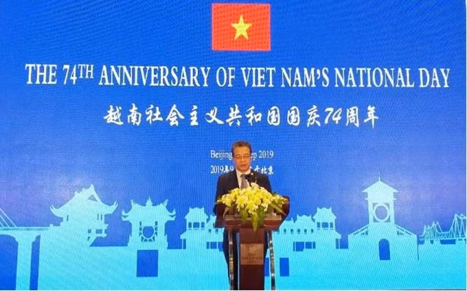 El embajador de Vietnam en China, Dang Minh Khoi, interviene en la ceremonia.