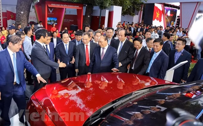 El Premier Xuan Phuc contempla un modelo de VinFast. (Fuente: VNA) 