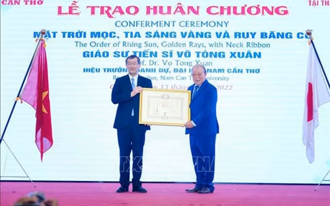 El Cónsul General de Japón en Ciudad Ho Chi Minh, Watanabe Nobuhiro, otorgó la Orden del Sol Naciente, Rayos Dorados con Cintas Colgante del gobierno nipón al profesor vietnamita Vo Tong Xuan. (Fotografía: VNA)