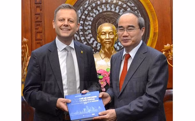 El Secretario del Partido Comunista de Vietnam en esta ciudad sureña, Nguyen Thien Nhan, y Torsten Bonew, Vicealcalde de Leipzig (Fuente:Internet)