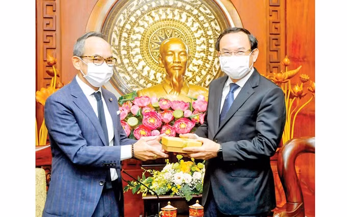 El secretario del Comité partidista en Ciudad Ho Chi Minh, Nguyen Van Nen, recibe al embajador de Tailandia en Vietnam, Nikorndej Balankura. (Fotografía: sggp.org.vn)