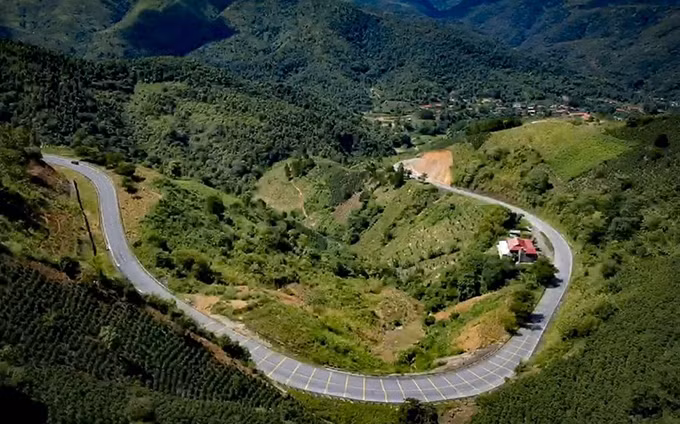 Curvas serpenteantes alrededor de las montañas. (Fotografía: VNA)