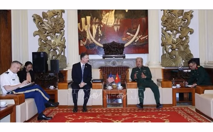 El viceministro de Defensa, coronel general Nguyen Chi Vinh recibe a Daniel J. Kritenbrink, embajador saliente de Washington en Hanói. (Fotografía: VNA)