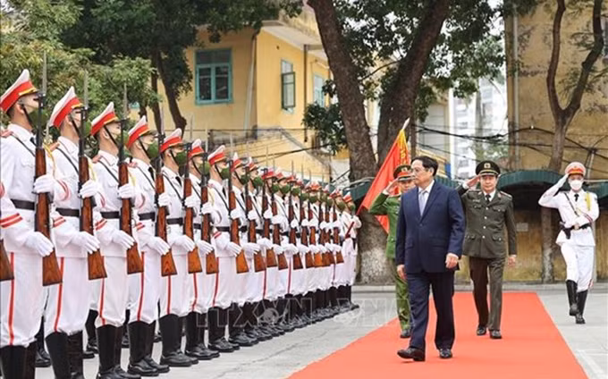 El primer ministro Pham Minh Chinh felicita a fuerzas de Seguridad Pública Popular por el Tet. (Fotografía: VNA)