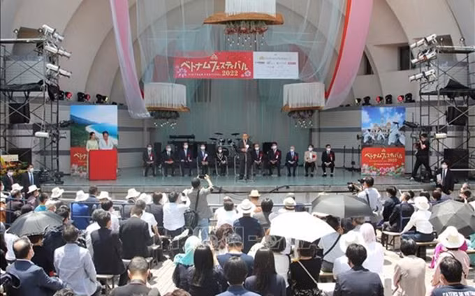 El embajador de Vietnam en Japón, Vu Hoang Nam, habla en la inauguración del Festival. (Fotografía: VNA)