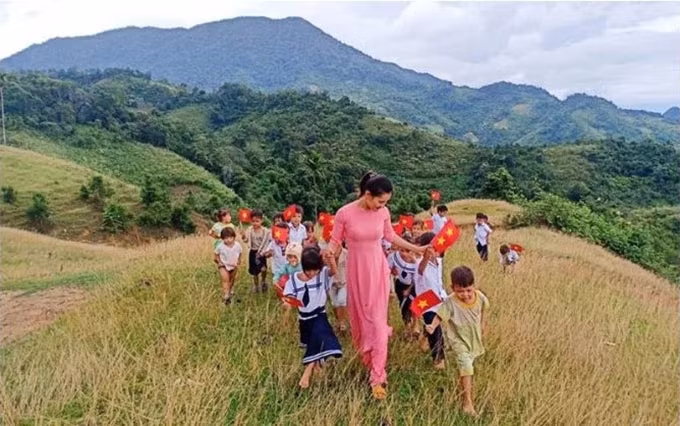 ‘Profesora acompaña a sus alumnos a la escuela’, de la autora Tra Thi Thu, de la provincia de Quang Nam. (Primer premio).