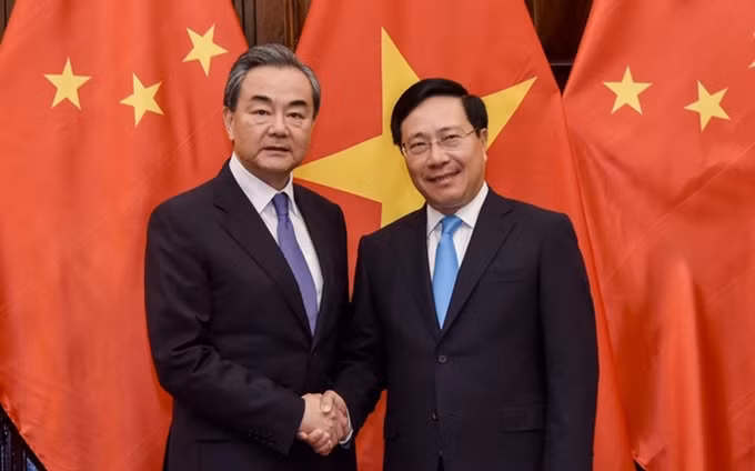 El viceprimer ministro y canciller de Vietnam, Pham Binh Minh, y el consejero de Estado y ministro de Asuntos Exteriores de China, Wang Yi, en Hanói en 2018. (Fotografía: dangcongsan.vn)