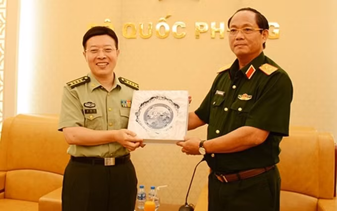 El subjefe del Departamento General de Política del Ejército Popular de Vietnam, Tran Quang Phuong (D) y Bu Duanhua, subjefe de la Academia Política de la Universidad de Defensa del Ejército Popular de Liberación de China (I). (Fotografía: VNA)