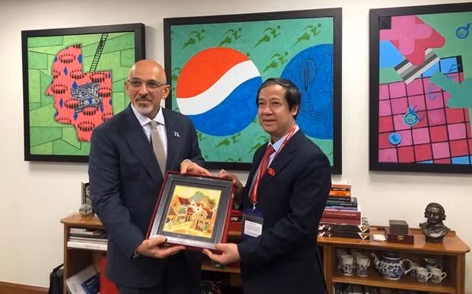 El ministro de Educación y Formación de Vietnam, Nguyen Kim Son (D), y su homólogo británico, Nadhim Zahawi. (Fotografía: VNA)