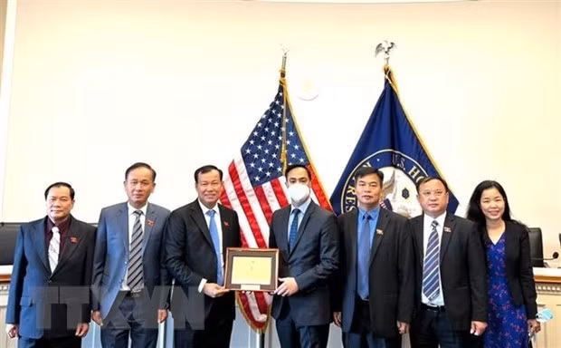 Delegados vietnamitas con el copresidente del Grupo de Asociación Estratégica EE.UU.-Asociación de Naciones del Sudeste Asiático (ASEAN Caucus), Joaquin Castro. (Fotografía: VNA) 
