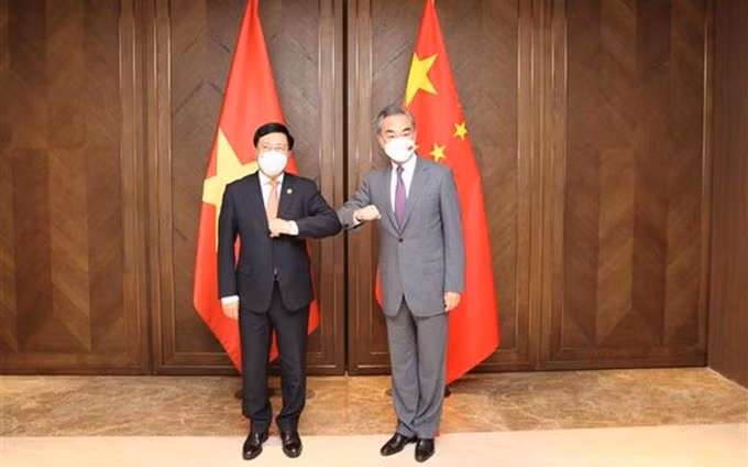 El viceprimer ministro de Vietnam, Pham Binh Minh (izquierda), y el canciller de China, Wang Yi. (Fotografía: VNA)