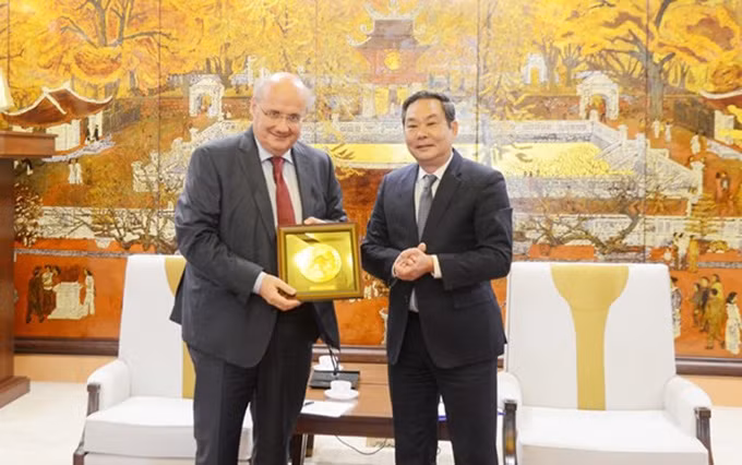 El vicepresidente del Comité Popular de Hanói, Le Hong Son, recibe al embajador de Austria en Vietnam, Hans-Peter Glanze (Foto: hanoimoi.com.vn)