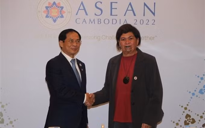 El ministro de Relaciones Exteriores de Vietnam, Bui Thanh Son, y su homóloga de Nueva Zelanda, Nanaia Mahuta. (Fotografía: VNA)