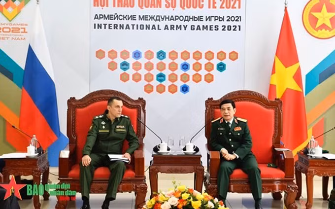 El ministro de Defensa de Vietnam, Phan Van Giang, recibe al viceministro de Defensa de Rusia, Krivoruchko Aleksei Iurievich. (Fotografía: qdnd.vn)