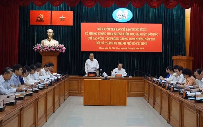 El viceprimer ministro Truong Hoa Binh interviene en el encuentro. (Fotografía: VNA)
