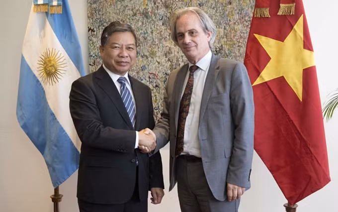 Nguyen Huy Tang (izquierda) y Pablo Tetamantti. (Fotografía: VNA)